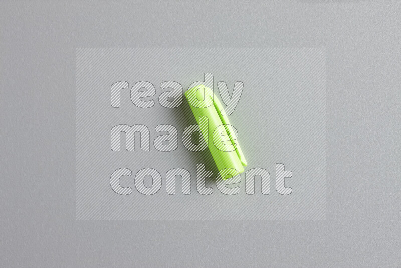 لقطة مقربة تظهر غطاء قلم ملون واحد على خلفية رمادية