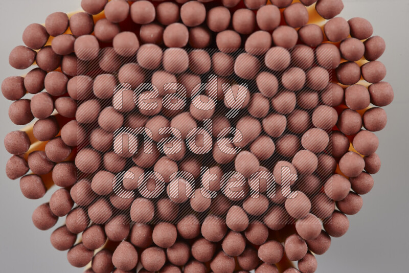 لقطات مقربة لحزمة من أعواد الكبريت علي خلفية رمادية