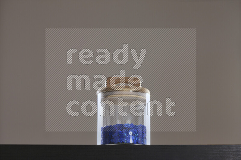 ترتر ملون في وعاء زجاجي علي خلفية سوداء