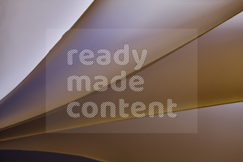 فن تجريدي يعرض منحنيات مع تدرجات الألوان الدافئة والباردة مكونه بضوء ملون