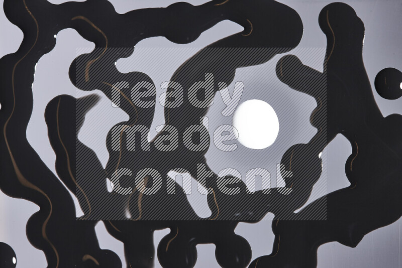 لقطات مقربة لقطرات من اللون الأبيض و الأسود على الخلفية