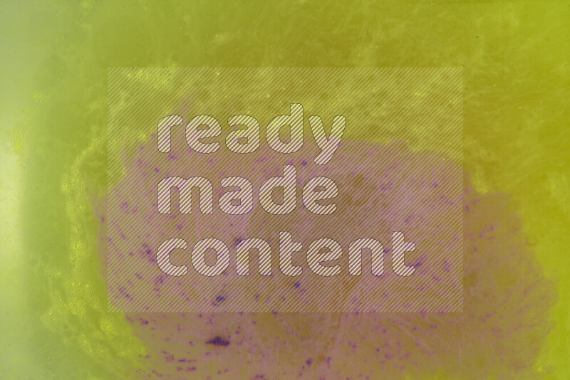 تلتقط الصورة تناثرا للطلاء الأرجواني علي خلفية صفراء