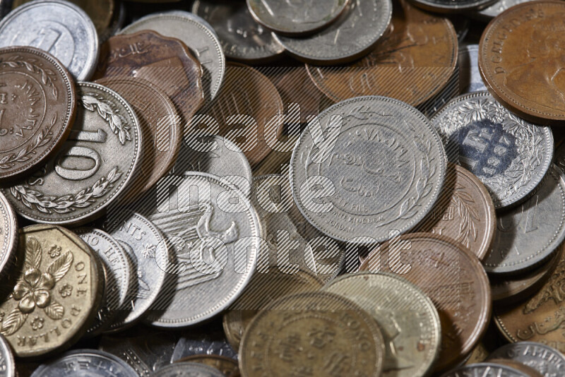 لقطات مقربة لعملات معدنية قديمة عشوائية على خلفية سوداء