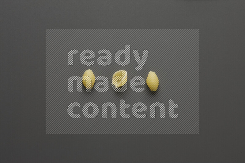 معكرونة ودعة علي خلفية رمادية