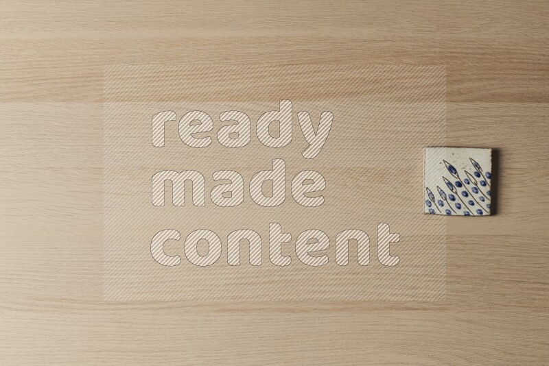 قواعد أكواب فخارية مزخرفة على خلفية خشبية فاتحة