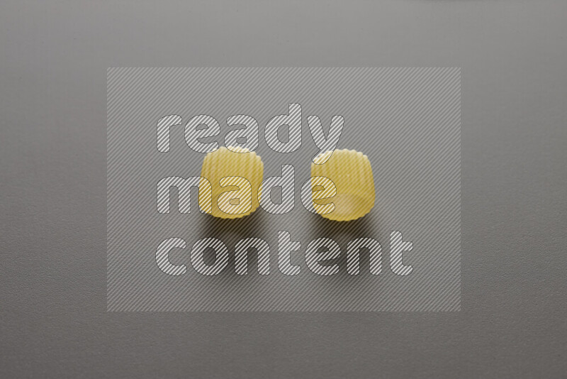 معكرونة خواتم علي خلفية رمادية