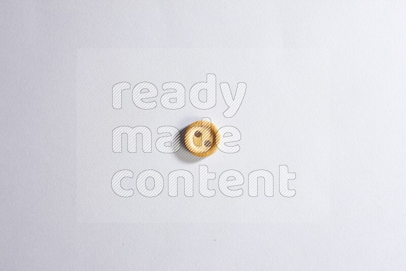 زر واحد ملون على خلفية رمادية