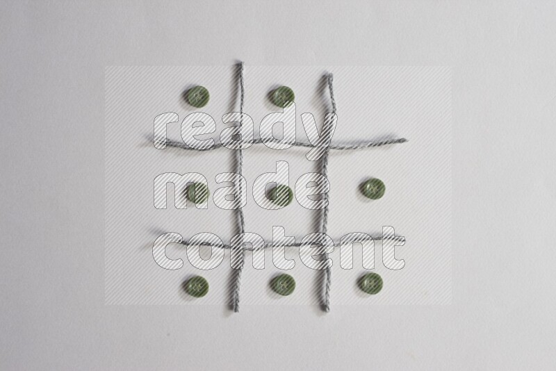 أزرار خضراء موضوعة علي خلفية رمادية