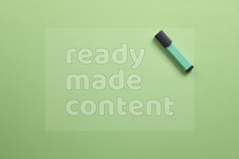 أقلام تحديد ملونة علي خلفية خضراء