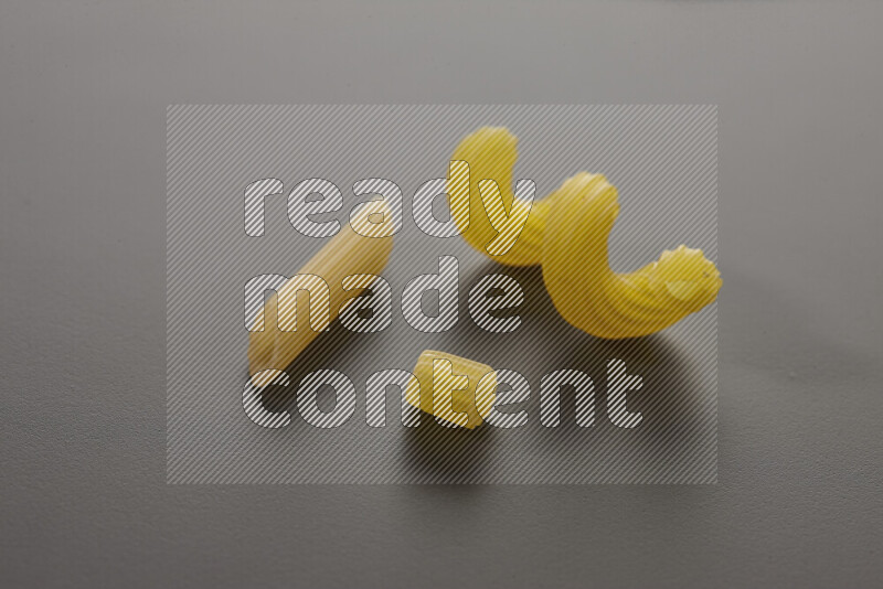 أنواع مختلفة من المعكرونة علي خلفية رمادية