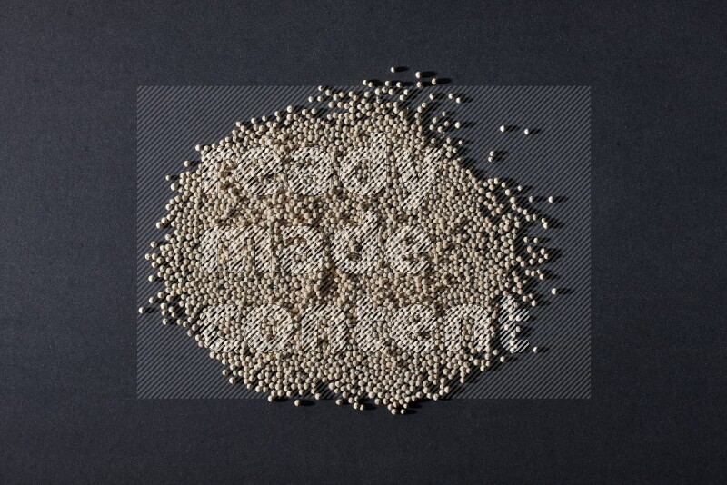 حبات الفلفل الأبيض علي أرضية سوداء