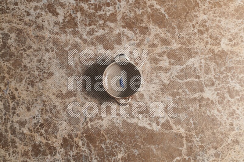 وعاء فخاري متعدد الألوان على خلفية من الرخام البيج