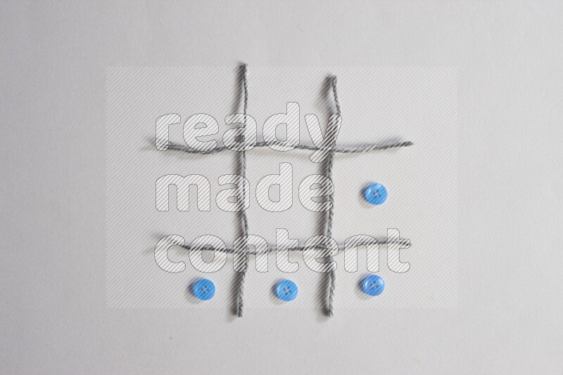 أزرار زرقاء موضوعة علي خلفية رمادية