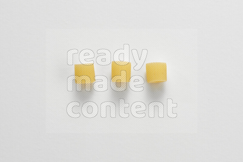 معكرونة خواتم علي خلفية بيضاء