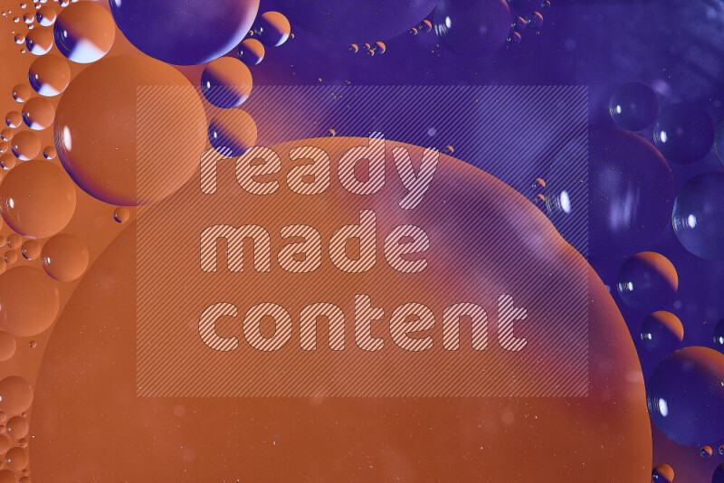 لقطات مقربة لفقاعات من الزيت على سطح الماء باللون البرتقالي والأرجواني