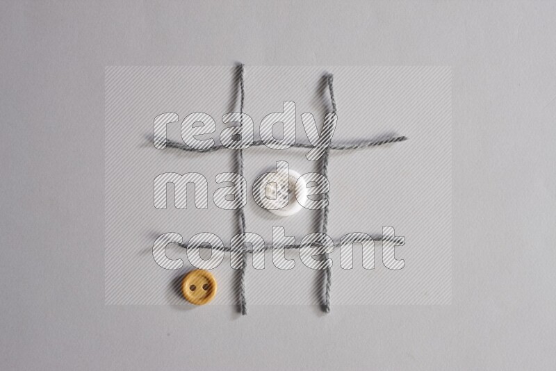 أزرار متعددة اﻷلوان موضوعة علي خلفية رمادية