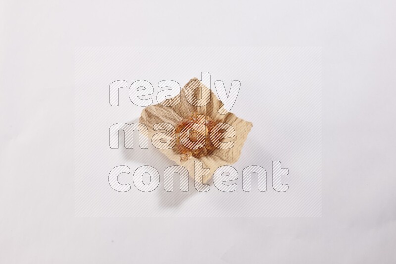 قطعة من الورق المجعد ممتلئة بالصمغ العربي علي خلفية بيضاء