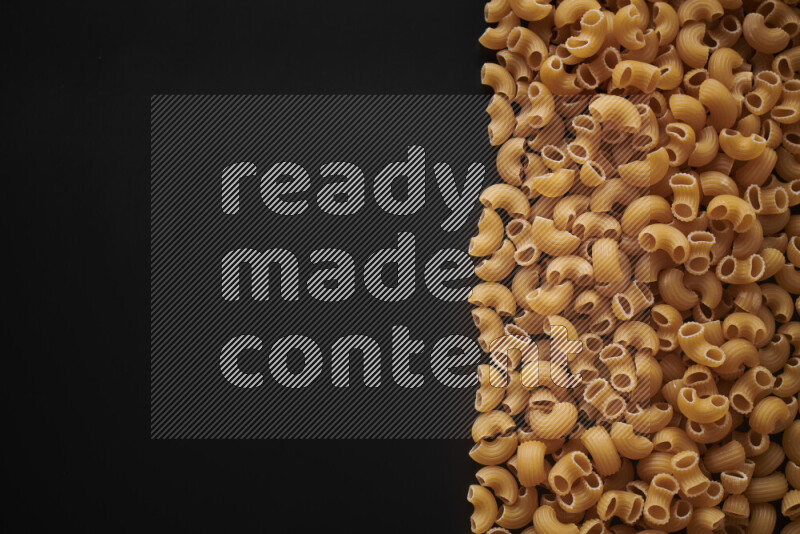 أنواع مختلفة من المعكرونة علي خلفية سوداء