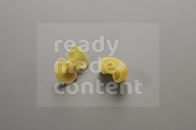 معكرونة فيونكة مع أنواع أخري من المعكرونة علي خلفية رمادية