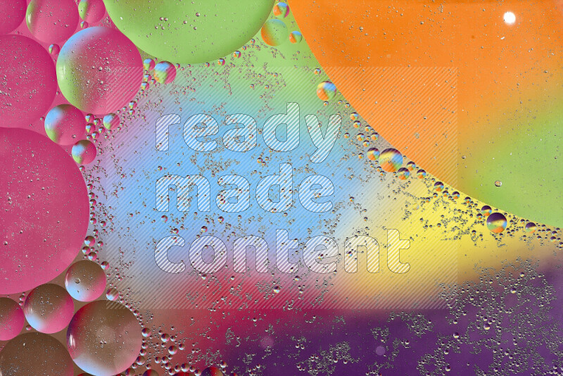 لقطات مقربة لفقاعات من الزيت على سطح الماء بألوان متنوعة