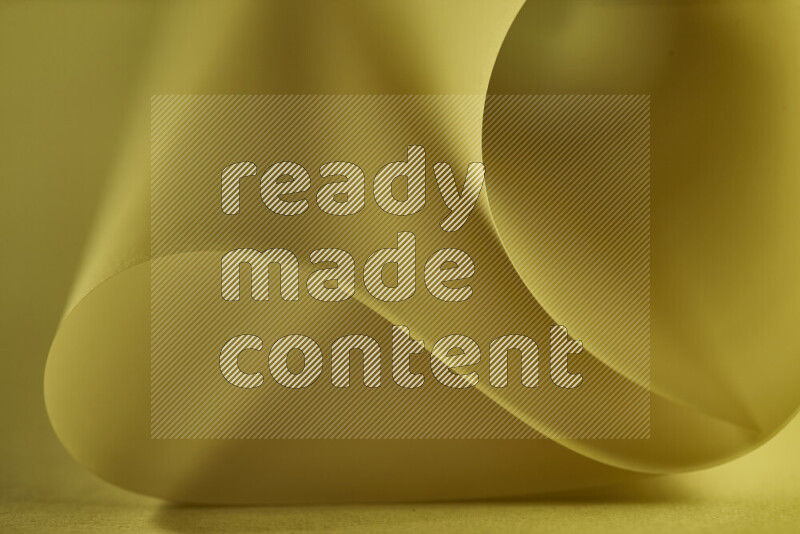 فن تجريدي يعرض منحنيات وتدرجات اللون الذهبي مكونه بضوء ملون