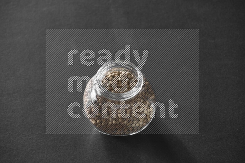 فلفل أبيض في وعاء زجاجي علي خلفية سوداء