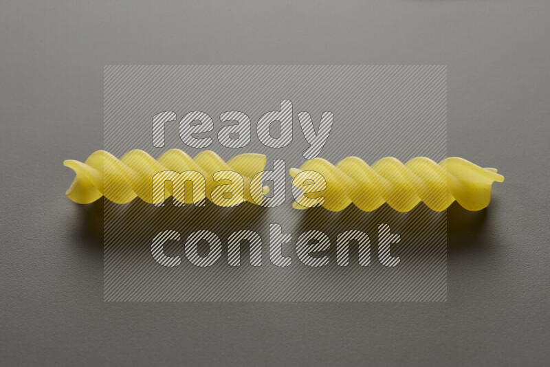 معكرونة فيوزيللي علي خلفية رمادية