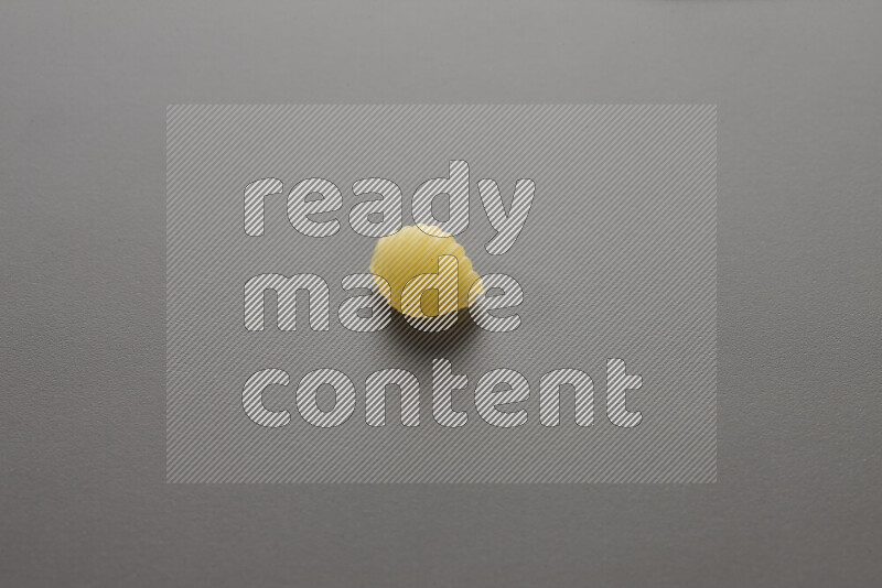 معكرونة ودعة علي خلفية رمادية