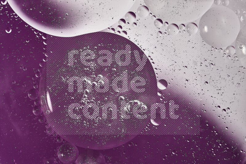 لقطات مقربة لفقاعات من الزيت على سطح الماء باللون الأبيض والأرجواني