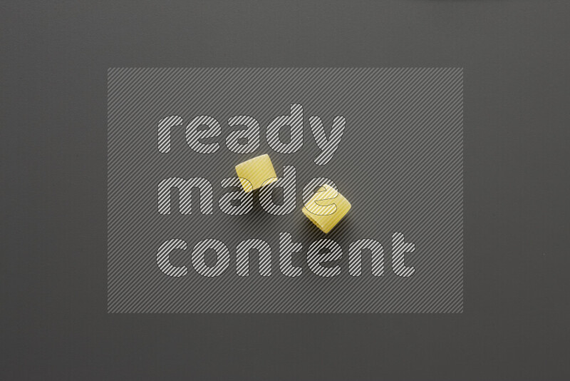 معكرونة خواتم علي خلفية رمادية