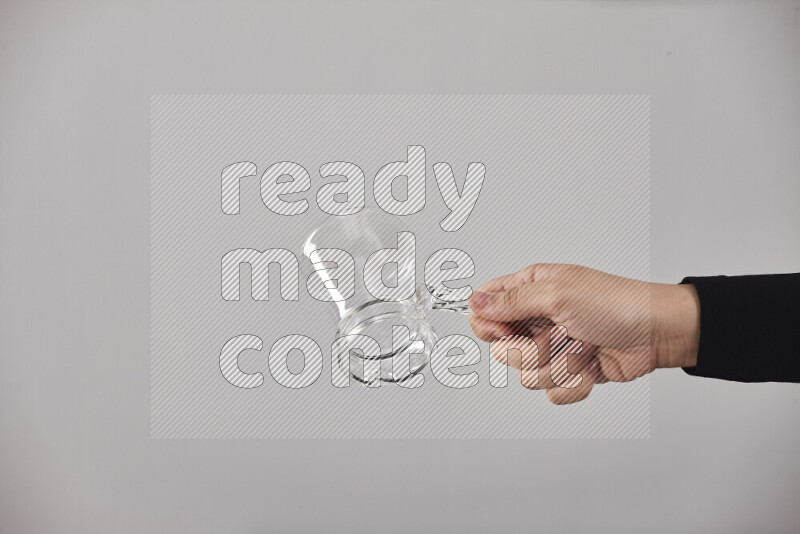 امرأة ترتدي عباءة سوداء تحمل أدوات زجاجية مختلفة في أوضاع متعددة