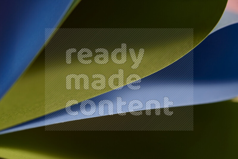 فن تجريدي يعرض المنحنيات المرتبة للأوراق باللون الأزرق والأخضر