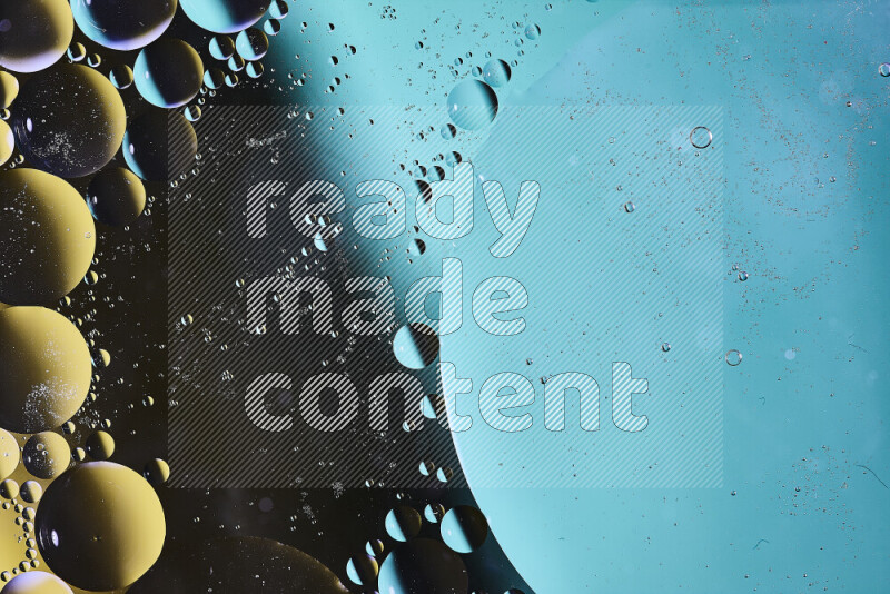 لقطات مقربة لفقاعات من الزيت على سطح الماء باللون الأخضر والأسود والأصفر