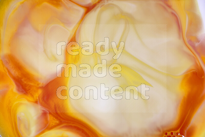 لقطة مقربة لأنماط دوامية باللون البرتقالي والأحمر والأبيض