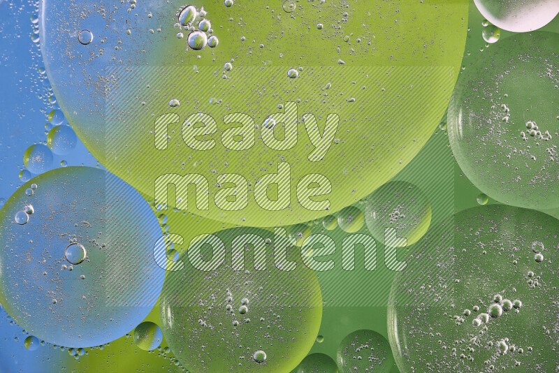 لقطات مقربة لفقاعات من الزيت على سطح الماء باللون الأخضر والأزرق