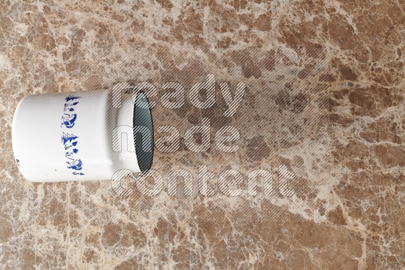 علبة حليب عتيقة على خلفية من الرخام البيج