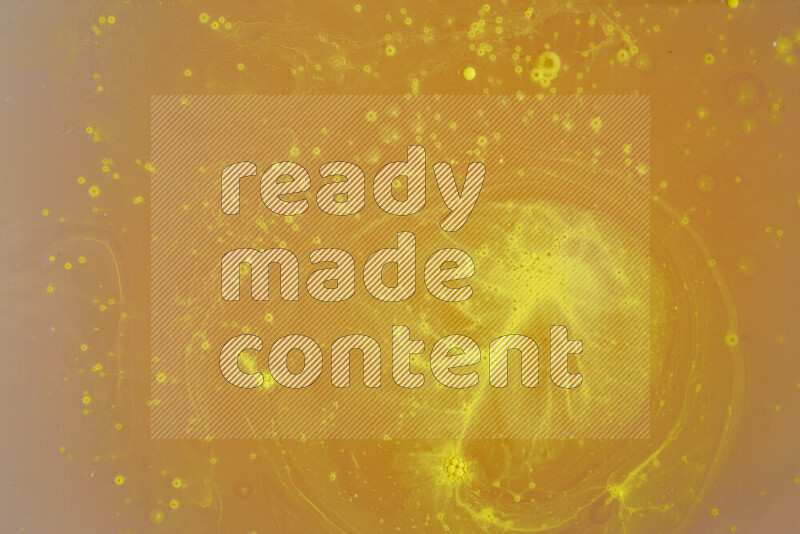 تلتقط الصورة تناثرا للطلاء الأصفر علي خلفية بيضاء