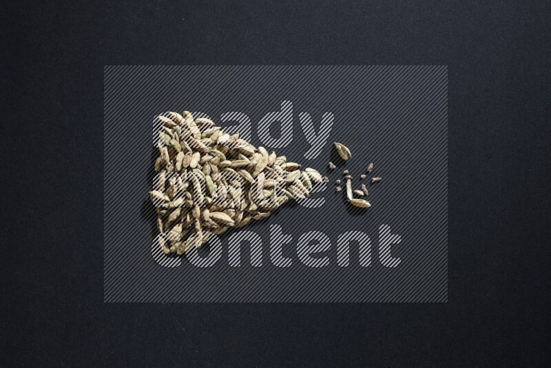 حبوب الهيل في شكل مثلث على خلفية سوداء