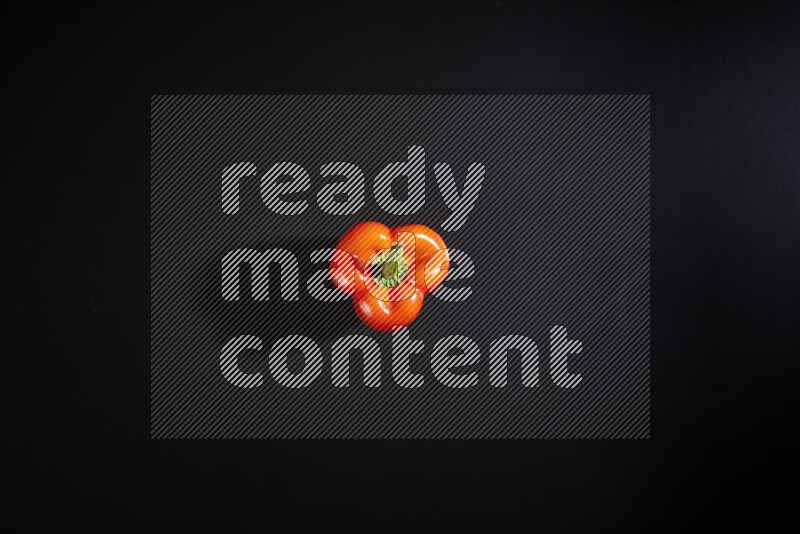 فلفل أحمر حلو علي خلفية سوداء