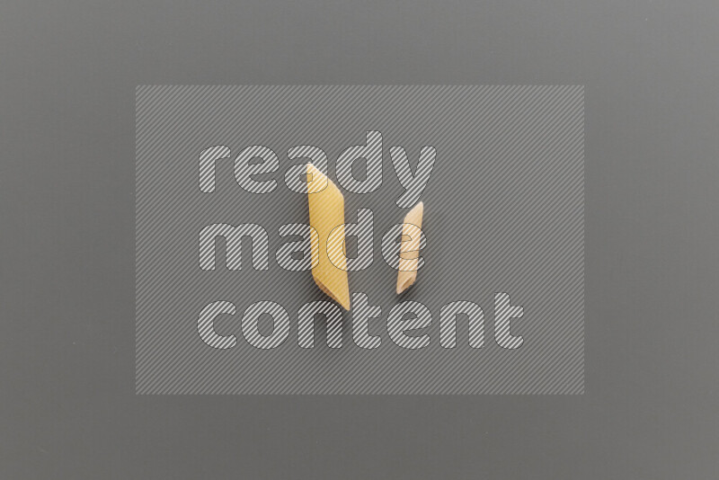 معكرونة فرن مع أنواع أخري من المعكرونة علي خلفية رمادية