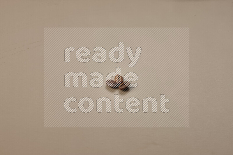 حبوب البن المحمصة على خلفية بيج