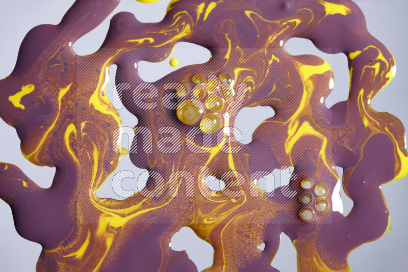 خلفية ملونة مع مزيج من ألوان الطلاء الأرجواني والأصفر