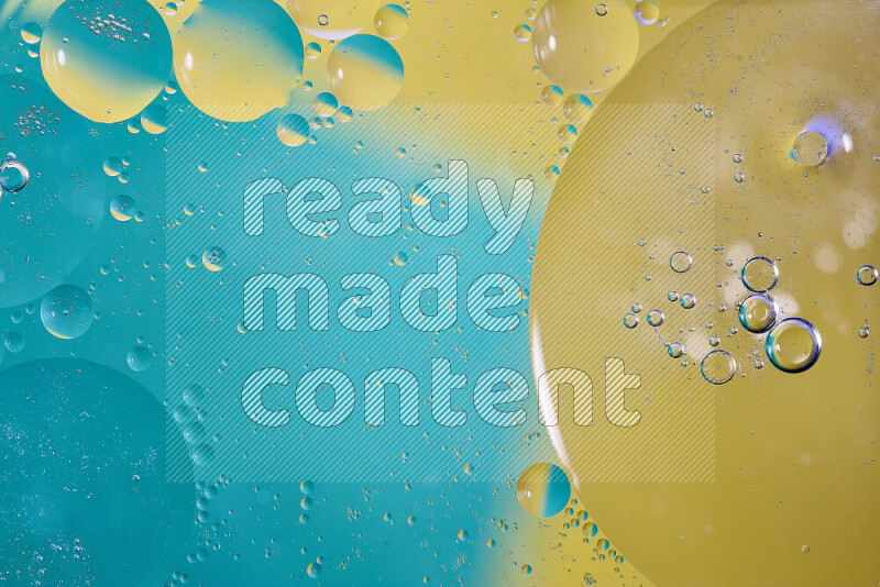 لقطات مقربة لفقاعات من الزيت على سطح الماء باللون الأزرق والأصفر