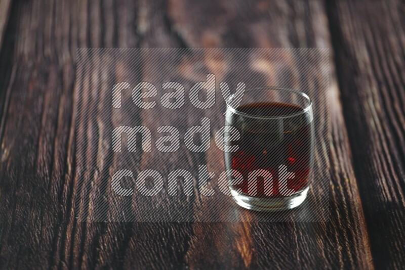 مشروبات باردة في كوب زجاجي مثل الماء والتمر الهندي وقمر الدين والسوبيا والحليب والكركديه على خلفية خشبية