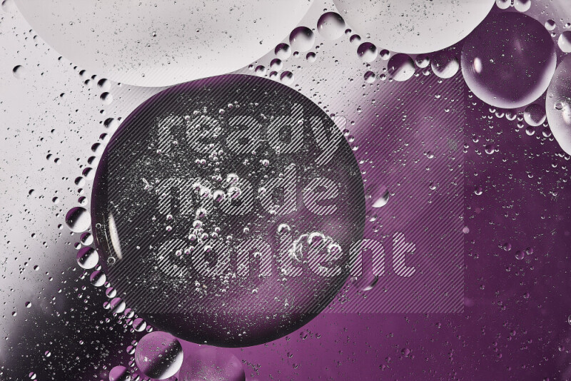 لقطات مقربة لفقاعات من الزيت على سطح الماء باللون الأبيض والأرجواني