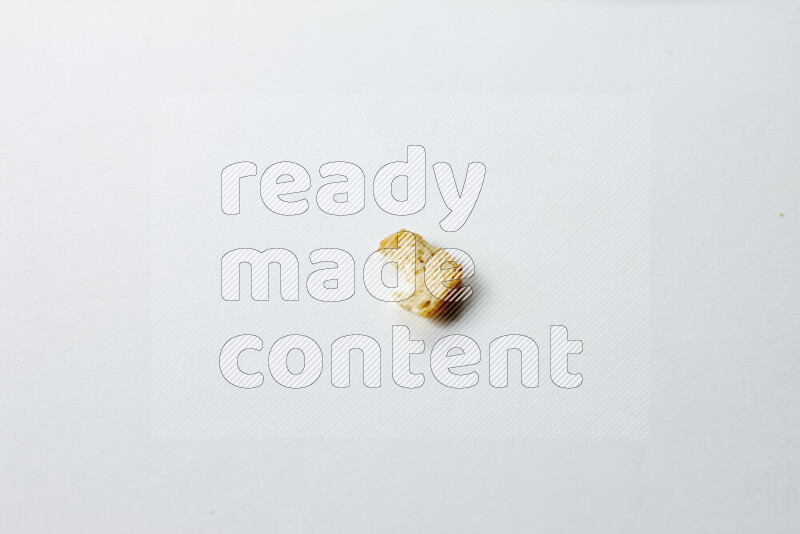 وجبات خفيفه متنوعة علي خلفية خلفية بيضاء