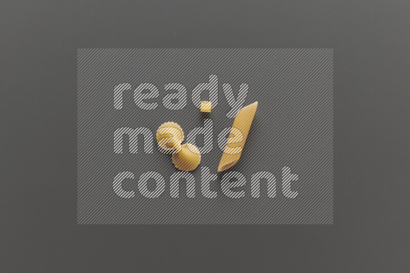 أنواع مختلفة من المعكرونة علي خلفية رمادية