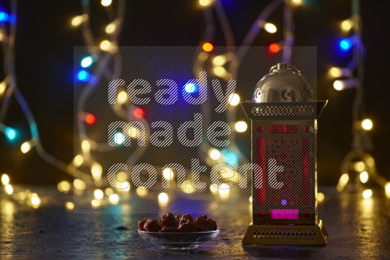فانوس رمضان تقليدي محاط بأضواء الزينة المتوهجة