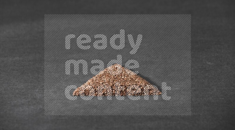 حبوب بذر الكتان علي شكل مثلث علي خلفية سوداء