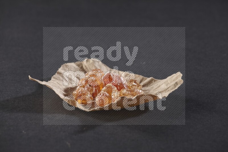 قطعة من الورق المجعد ممتلئة بالصمغ العربي علي خلفية سوداء